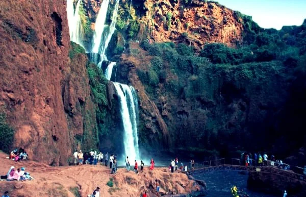 Large group of tourist observing the Ozoud Waterfall, in Morocco